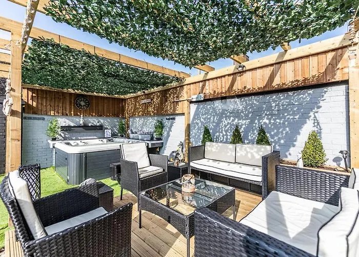 Stunning House Close To The Stadium + Hot Tub!